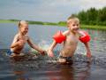 Правила безопасности в открытых водоемах и бассейнах для родителей с детьми